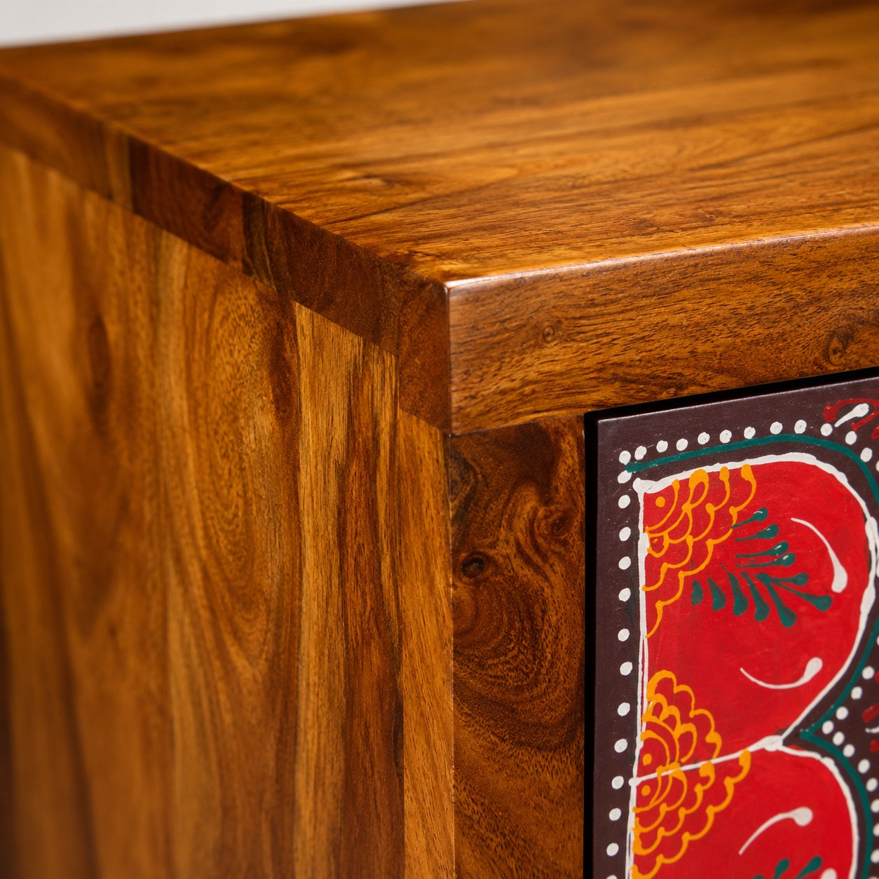 Zoom sur le bois massif d'une table de chevet design aux finitions naturelles et artisanales.
