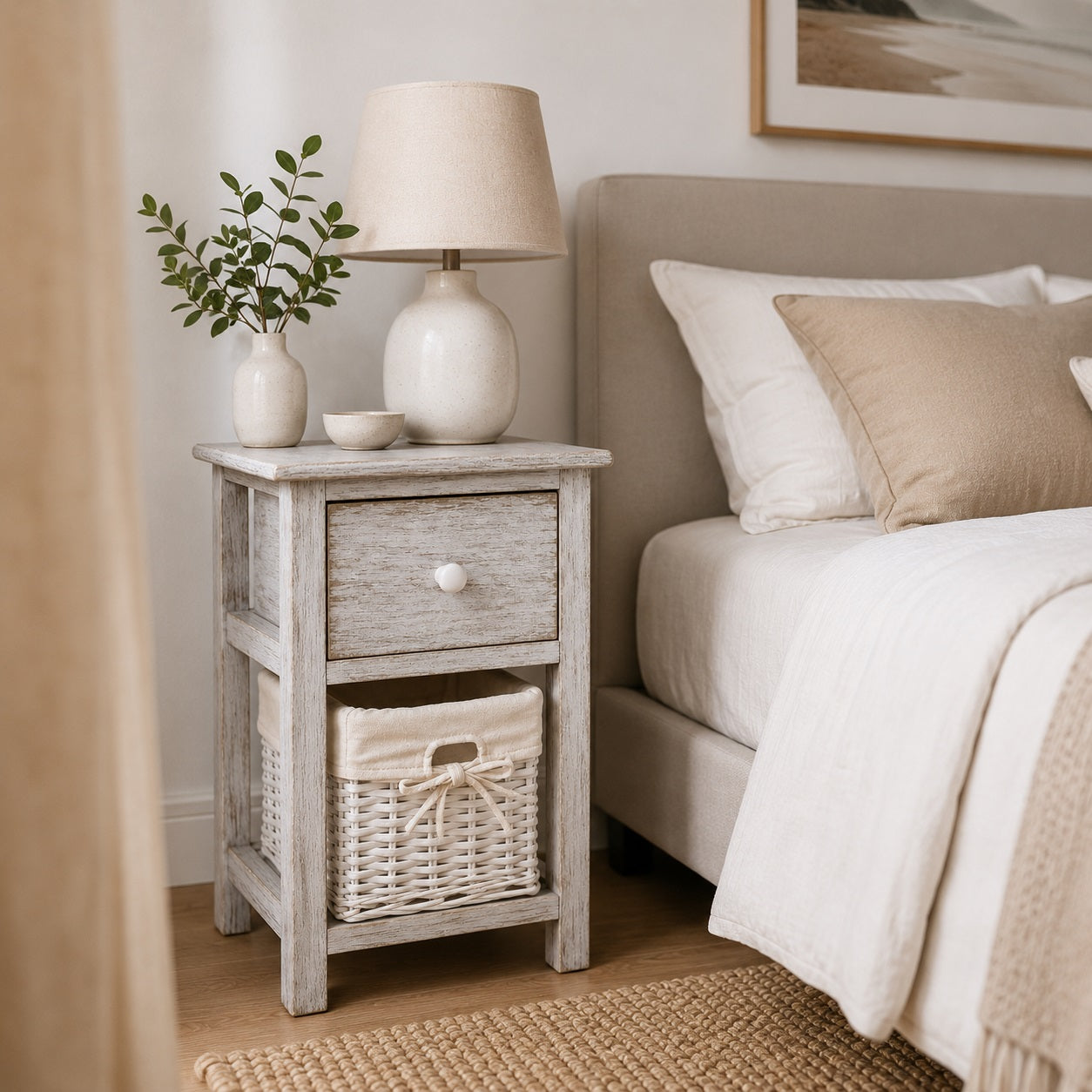 Table de chevet en bois design avec tiroir et panier en osier, parfaite pour une chambre élégante.