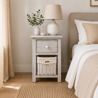 Vue de face d'une table de chevet en bois design avec panier en osier dans une chambre cosy.