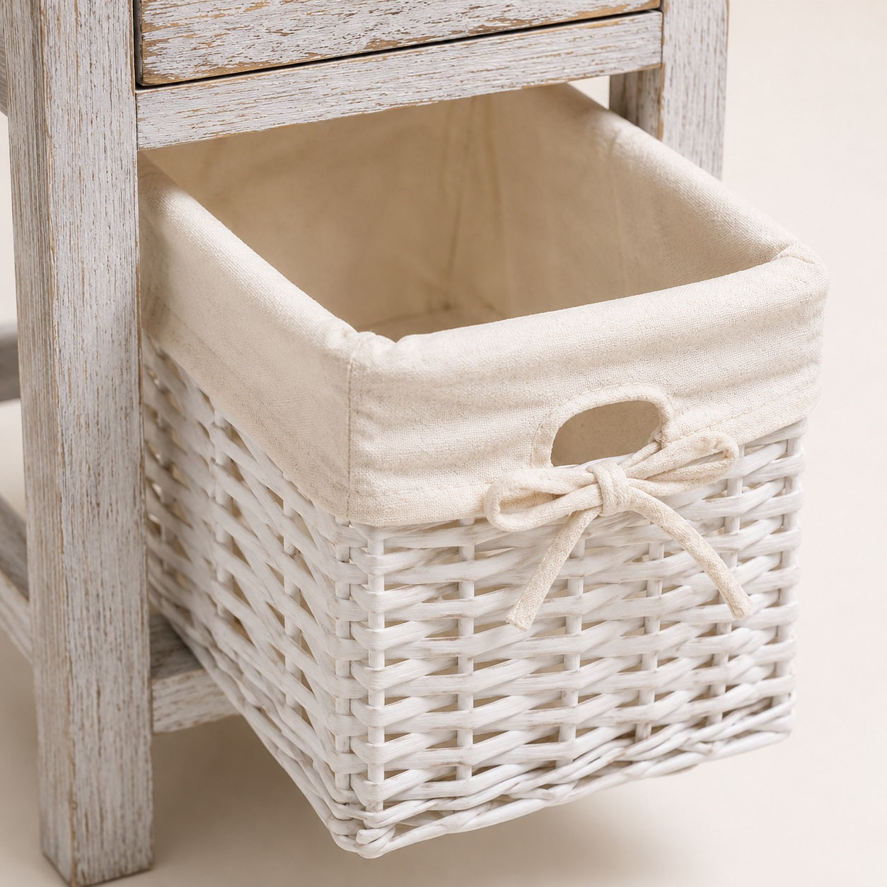 Gros plan du panier en osier d'une table de chevet en bois design avec doublure en tissu.
