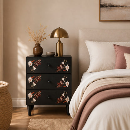 Table de chevet noire design décorée de fleurs, parfaite pour une chambre raffinée et moderne.