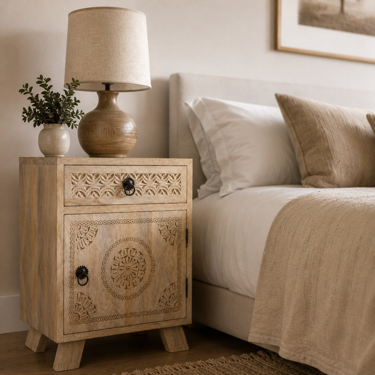 Table de chevet design avec tiroir en bois sculpté, idéale pour une chambre chaleureuse et raffinée.