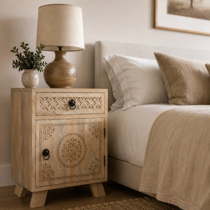 Table de chevet design avec tiroir en bois sculpté, idéale pour une chambre chaleureuse et raffinée.