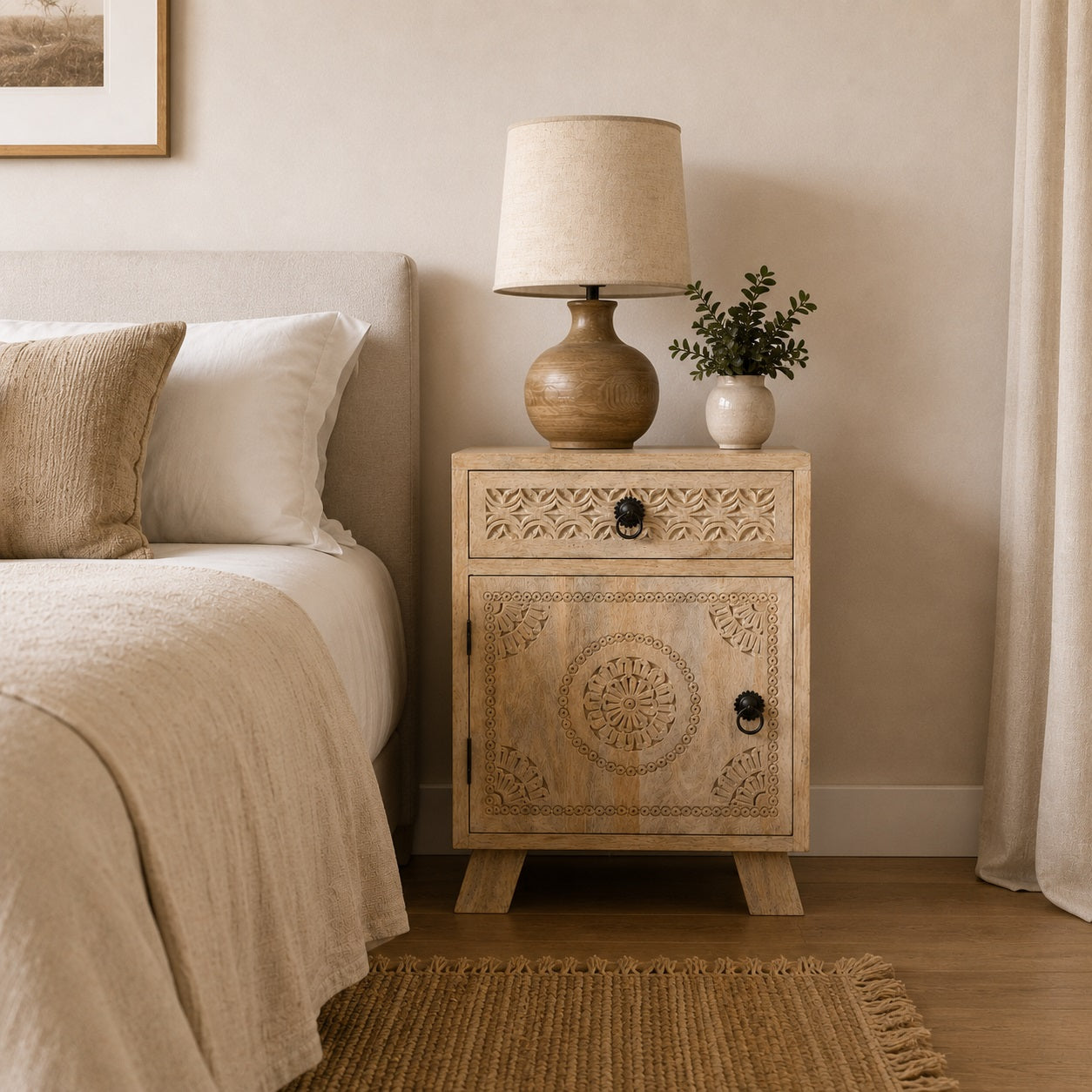 Table de chevet design avec tiroir et porte sculptée, meuble en bois au charme artisanal.
