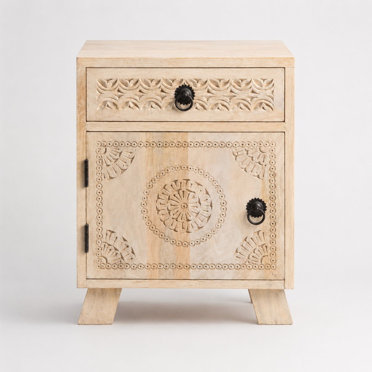 Table de chevet design en bois sculpté avec tiroir et porte, idéale pour optimiser le rangement.