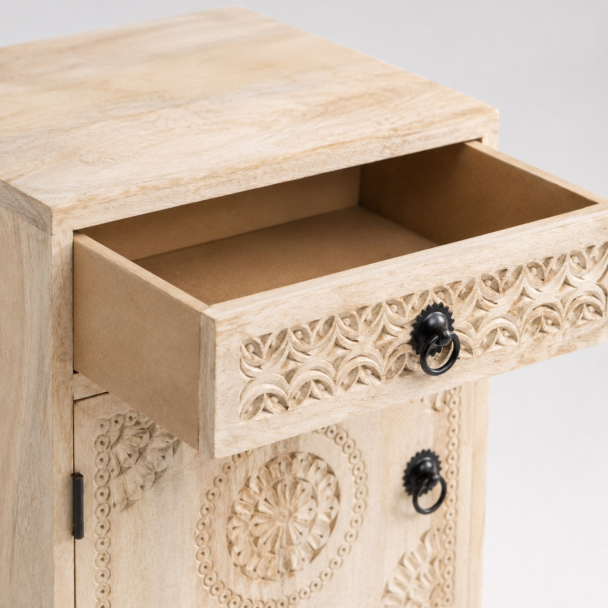 Table de chevet design avec tiroir spacieux et rangement fermé en bois sculpté.