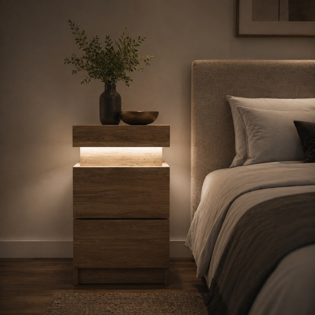 Table de chevet en bois avec LED intégrée, éclairage d'ambiance et design épuré.