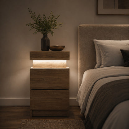 Table de chevet en bois avec LED intégrée, éclairage d'ambiance et design épuré.
