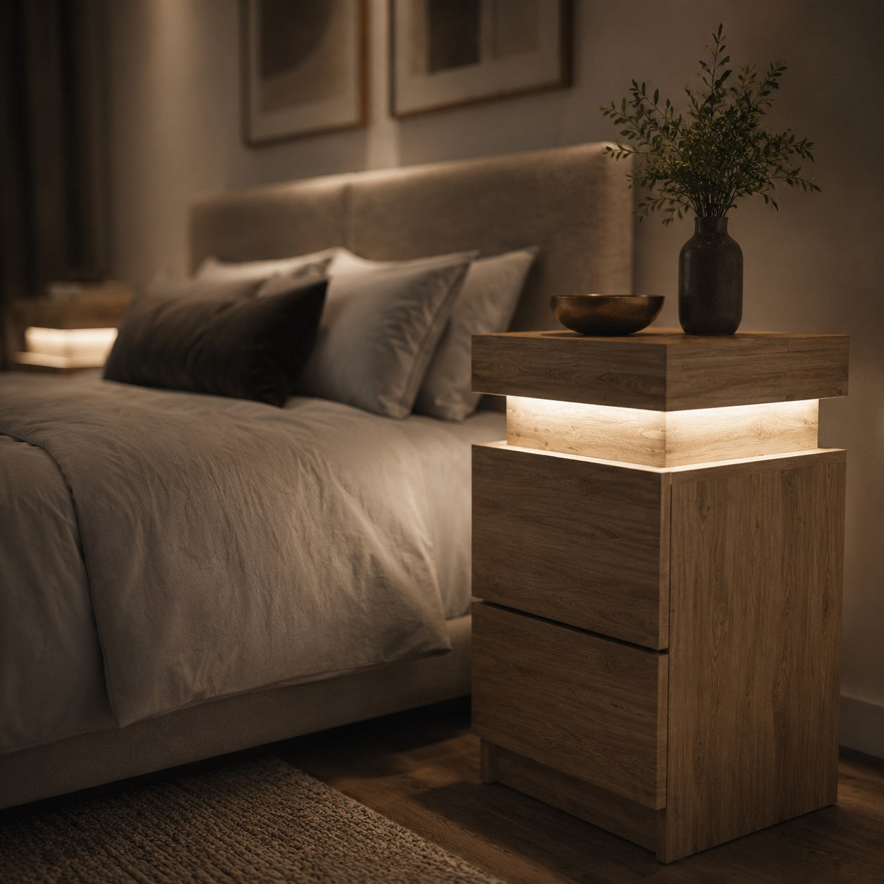 Table de chevet en bois avec LED décorative dans une chambre au style moderne et cosy.