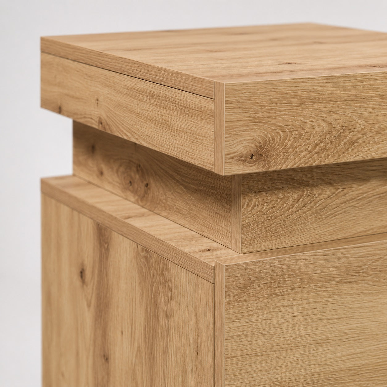 Zoom sur la table de chevet en bois avec LED mettant en valeur la finition effet chêne et le design moderne.