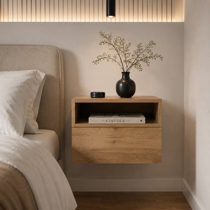 Table de chevet suspendue en bois au design minimaliste, avec rangement ouvert et grand tiroir intégré.