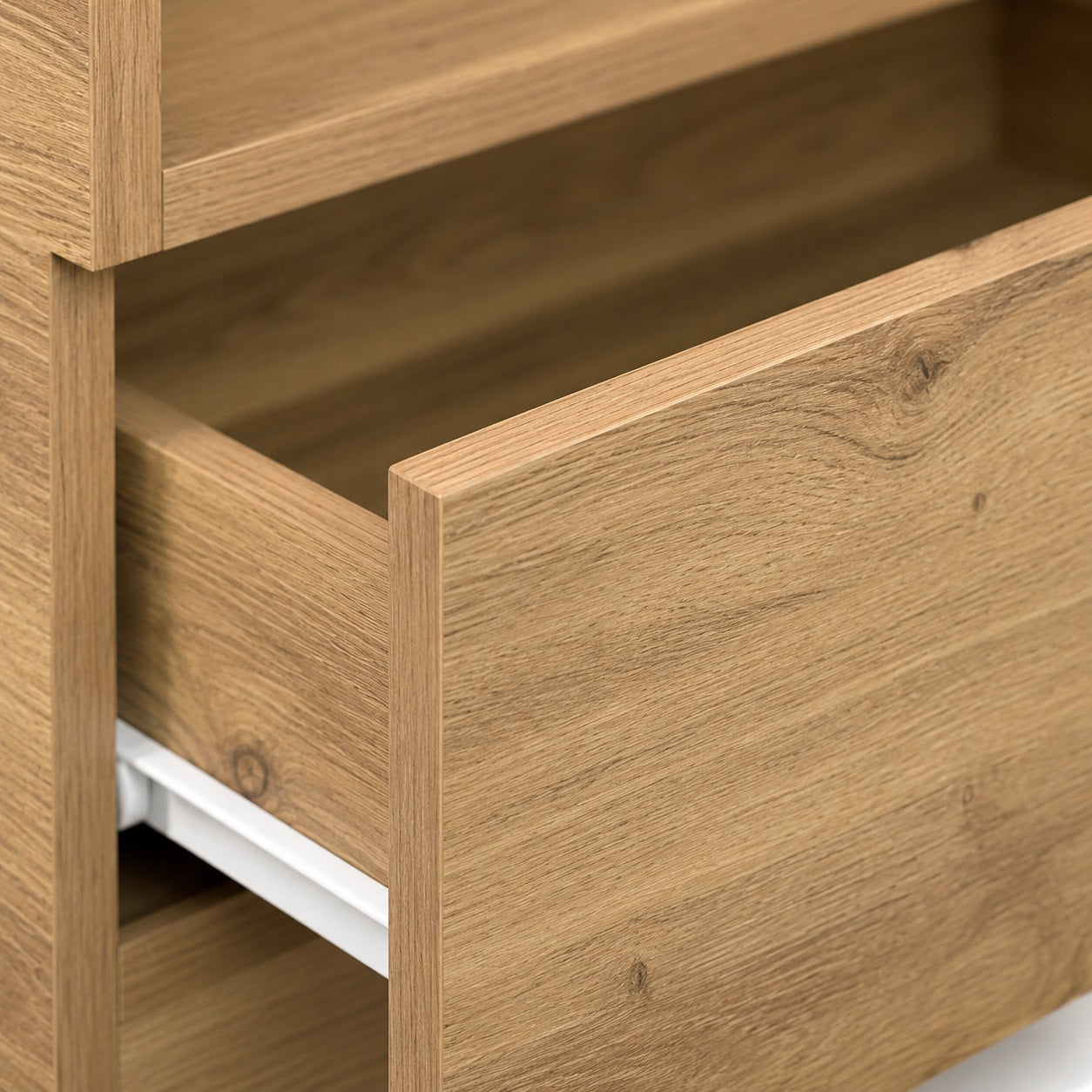 Zoom sur une table de chevet suspendue en bois avec tiroir spacieux et finition effet chêne naturel.