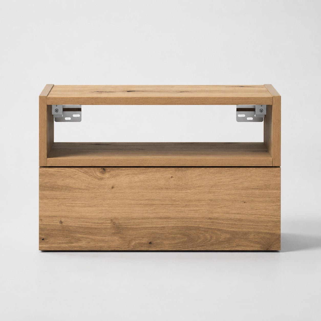 Vue de face d'une table de chevet suspendue en bois au design moderne avec grand espace de rangement.