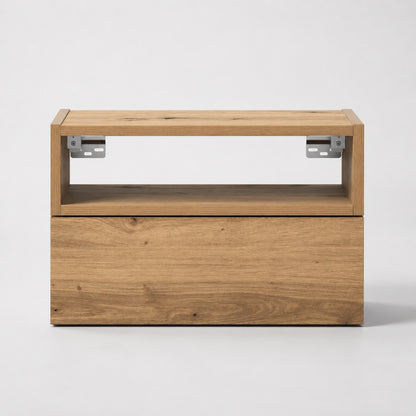 Vue de face d'une table de chevet suspendue en bois au design moderne avec grand espace de rangement.