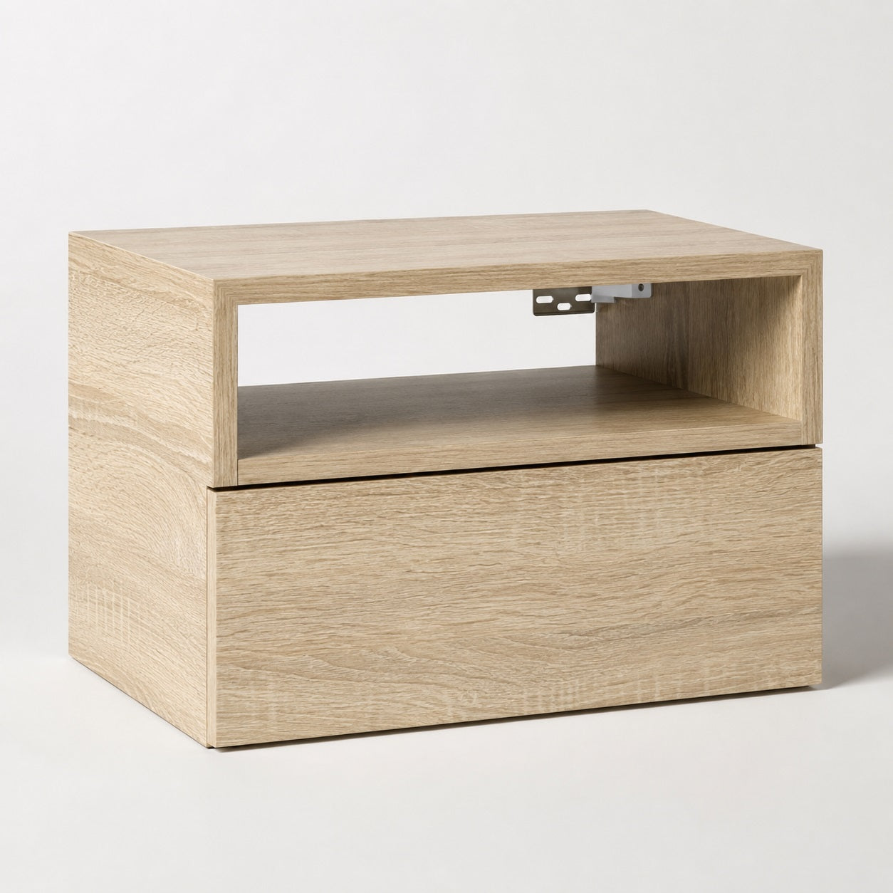 Table de chevet suspendue en bois finition chêne Sonoma avec rangement ouvert et tiroir intégré.