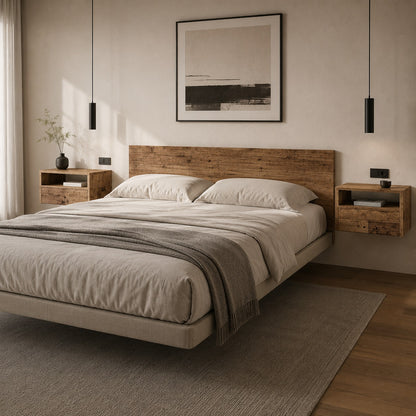 Table de chevet suspendue en bois finition vieux bois dans une chambre au style naturel et contemporain.