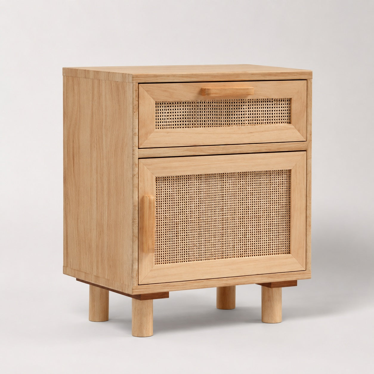 Table de chevet bois avec cannage en bois, design naturel avec tiroir et porte de rangement.