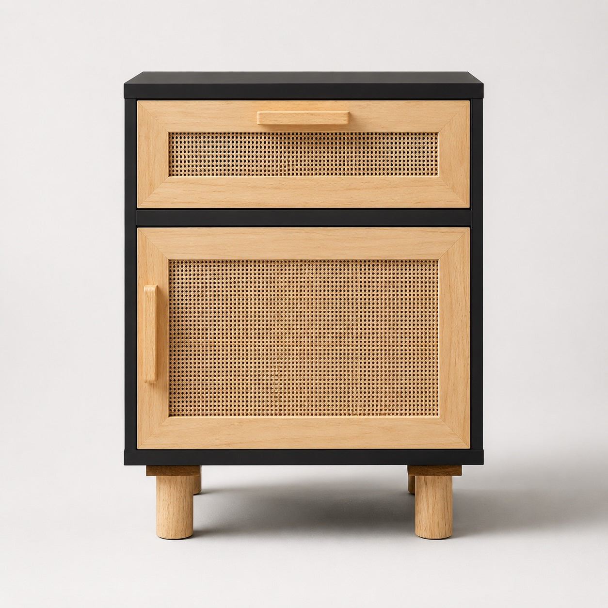 Table de chevet noir avec cannage, vue de face mettant en valeur son design épuré et chaleureux.