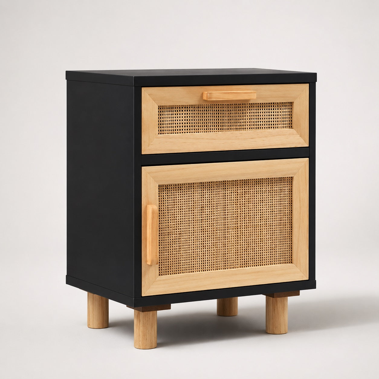 Table de chevet noir avec cannage au design moderne, idéale pour une chambre élégante.