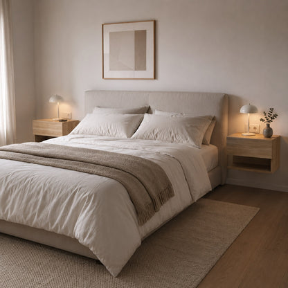 Table de chevet suspendue en bois chêne Sonoma dans une chambre minimaliste et lumineuse.