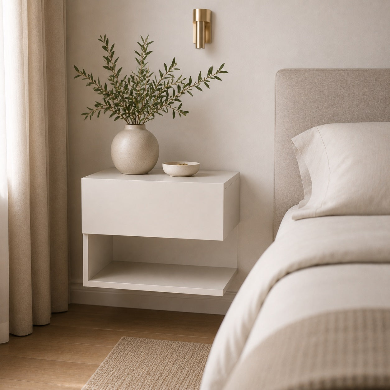 Table de chevet suspendues moderne blanche avec vase décoratif dans une chambre contemporaine.