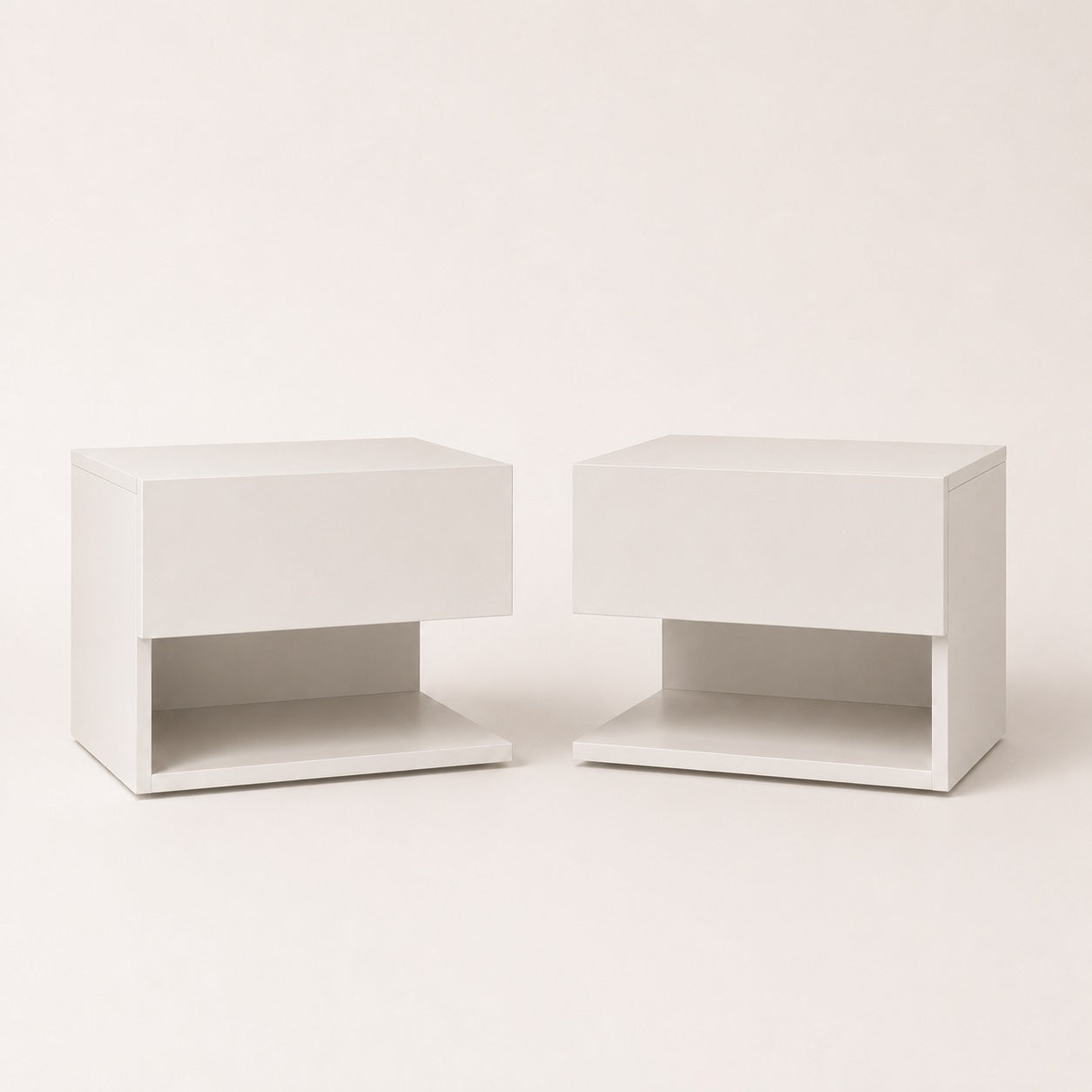 Paire de table de chevet suspendues moderne blanches avec tiroir et niche ouverte.