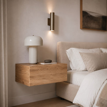 Table de chevet suspendue en bois avec finition chêne artisanal et décoration de chambre contemporaine.