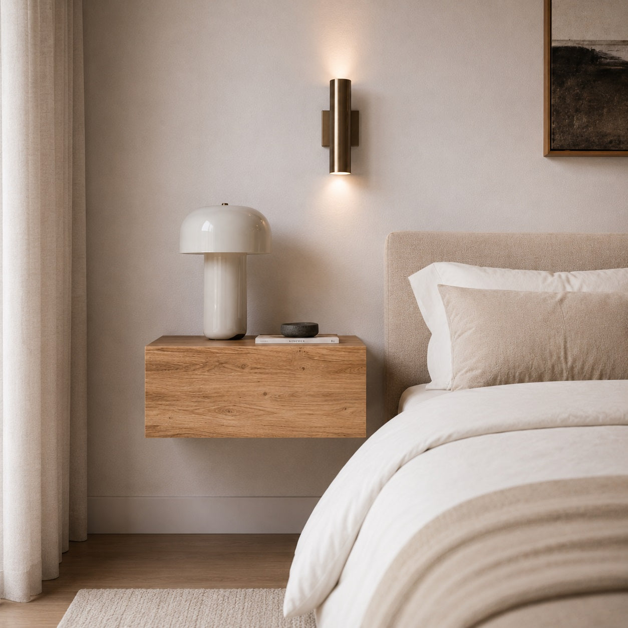 Gros plan sur une table de chevet en bois suspendue finition chêne artisanal au style épuré.
