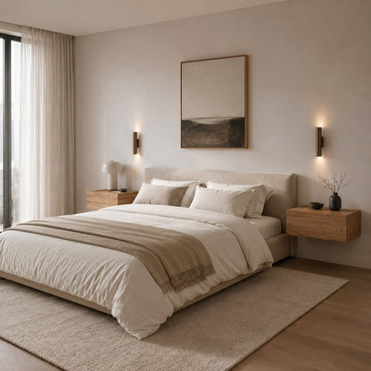Table de chevet suspendue en bois finition chêne artisanal dans une chambre élégante et chaleureuse.