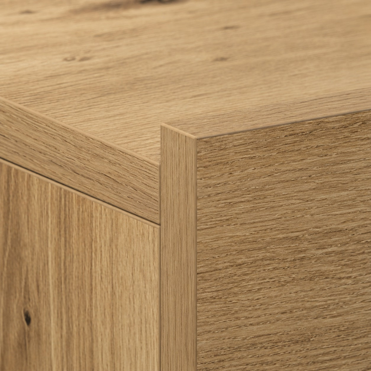 Détail des finitions d'une table de chevet en bois suspendue finition chêne artisanal.