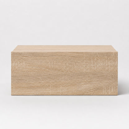 Vue de face d'une table de chevet suspendue en bois finition chêne Sonoma au design minimaliste.