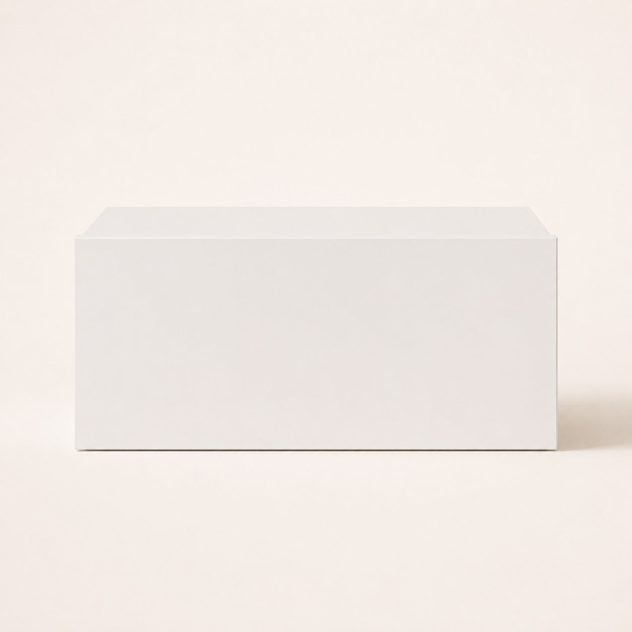 Vue de face d'une table de chevet suspendue blanche au design épuré avec façade sans poignée apparente.