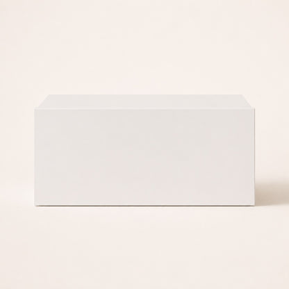 Vue de face d'une table de chevet suspendue blanche au design épuré avec façade sans poignée apparente.