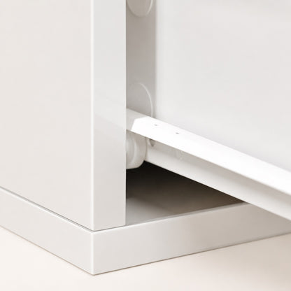Gros plan sur le tiroir d'une table de chevet suspendue blanche avec système de rangement discret.