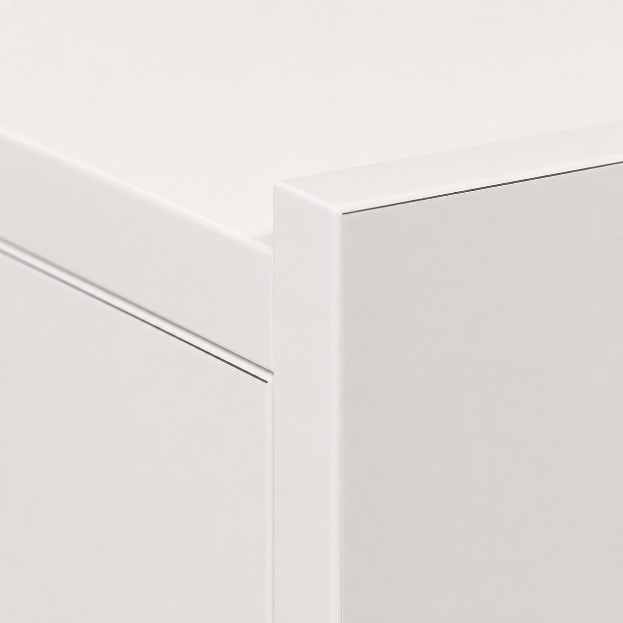 Détail des finitions d'une table de chevet suspendue blanche au design moderne et minimaliste.