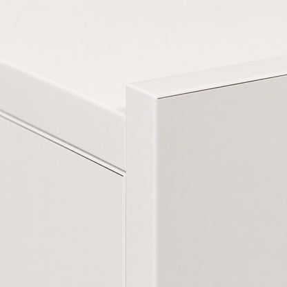 Détail des finitions d'une table de chevet suspendue blanche au design moderne et minimaliste.