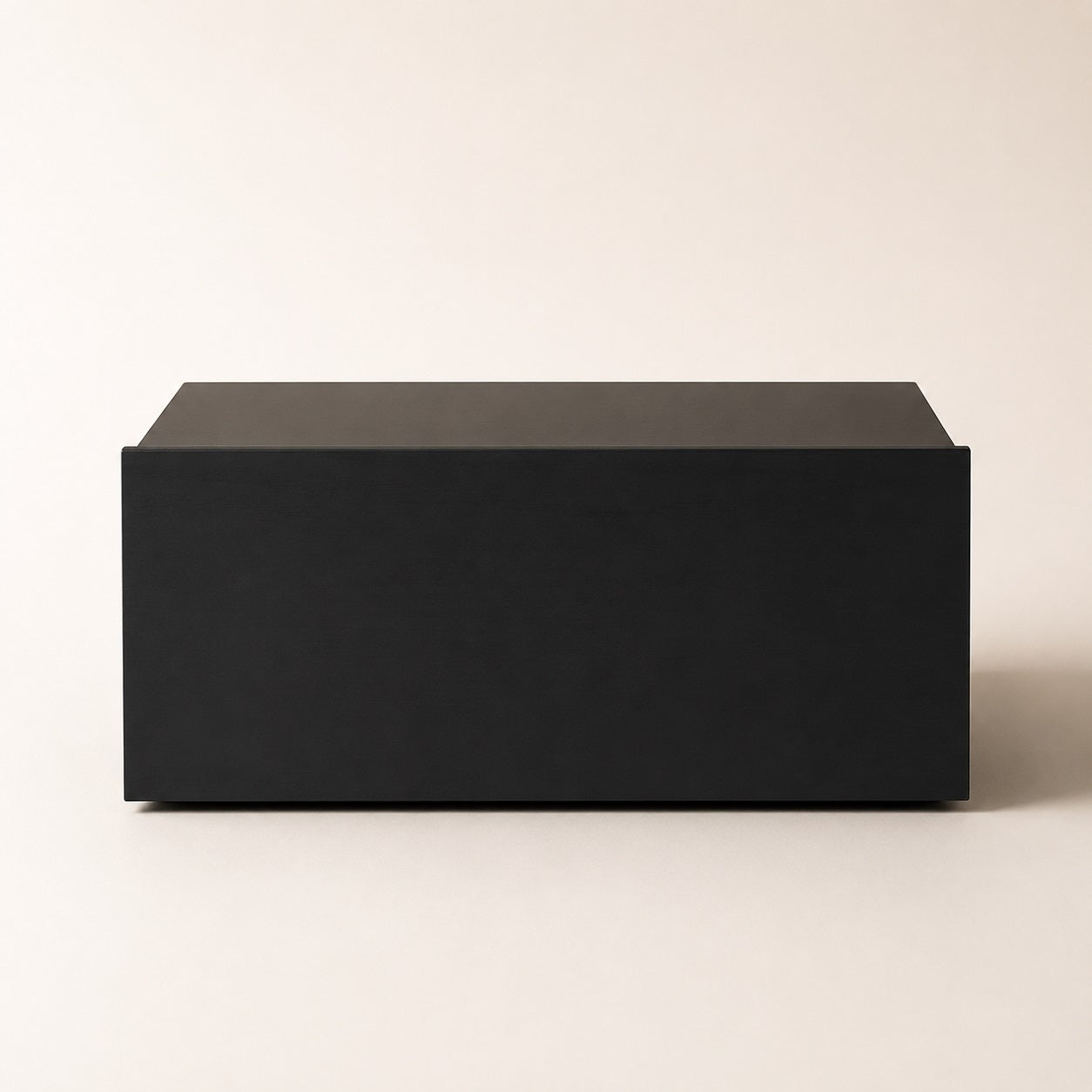 Vue de face d'une table de chevet suspendue noire au design épuré avec façade sans poignée apparente.