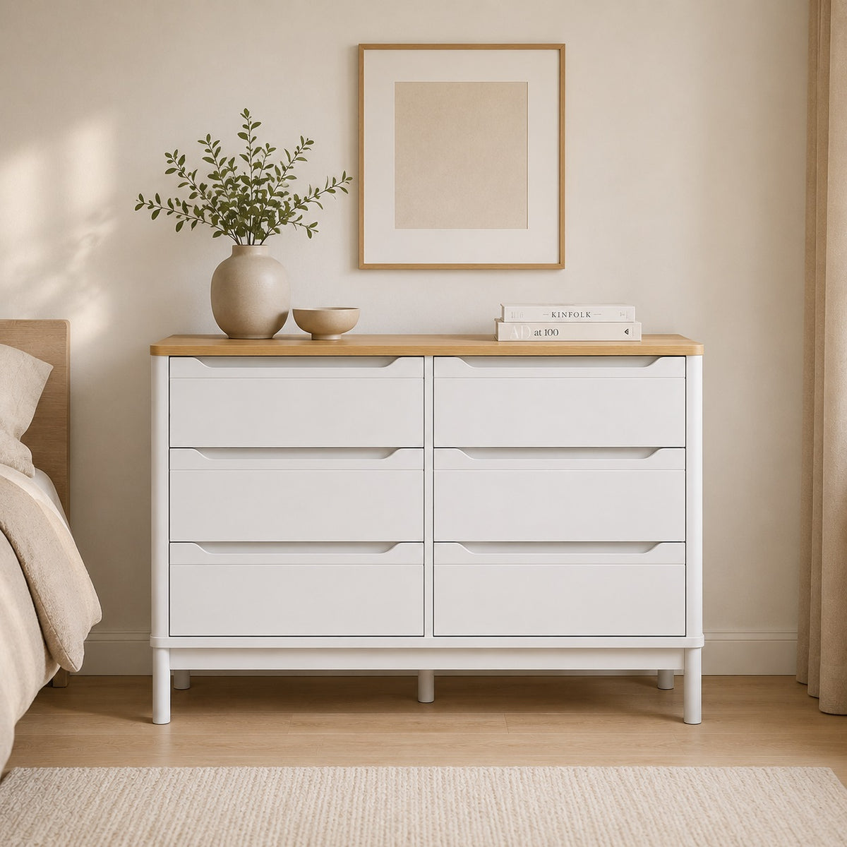 Commode blanche 6 tiroirs au design épuré, mise en scène dans une chambre moderne et chaleureuse