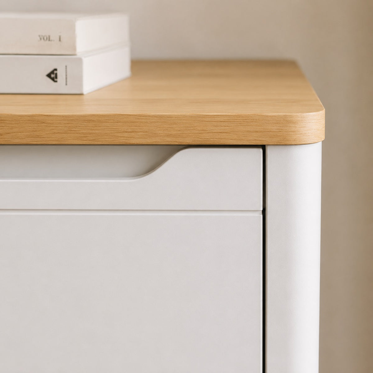 Détail de la commode blanche avec plateau effet bois et poignée intégrée au design contemporain