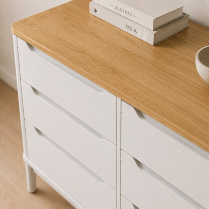 Vue rapprochée de la commode 6 tiroirs blanche et de son plateau effet bois naturel
