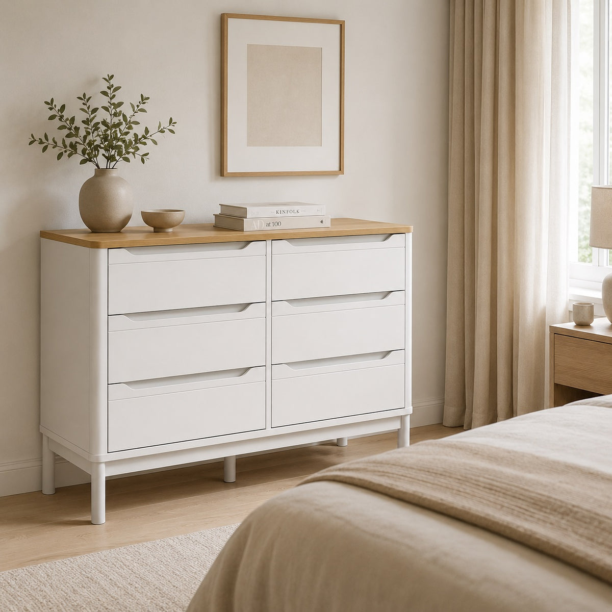 Commode 6 tiroirs blanche avec plateau bois dans une chambre lumineuse au style naturel