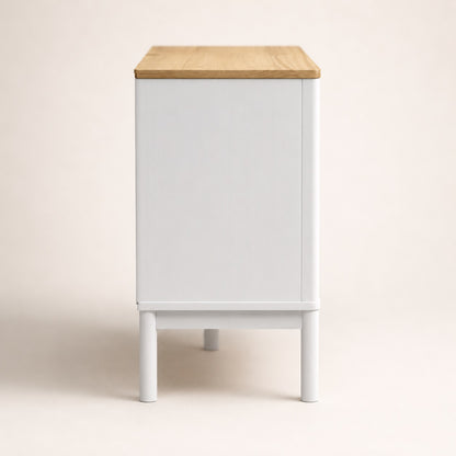 Vue latérale de la commode blanche 6 tiroirs avec plateau bois et pieds surélevés
