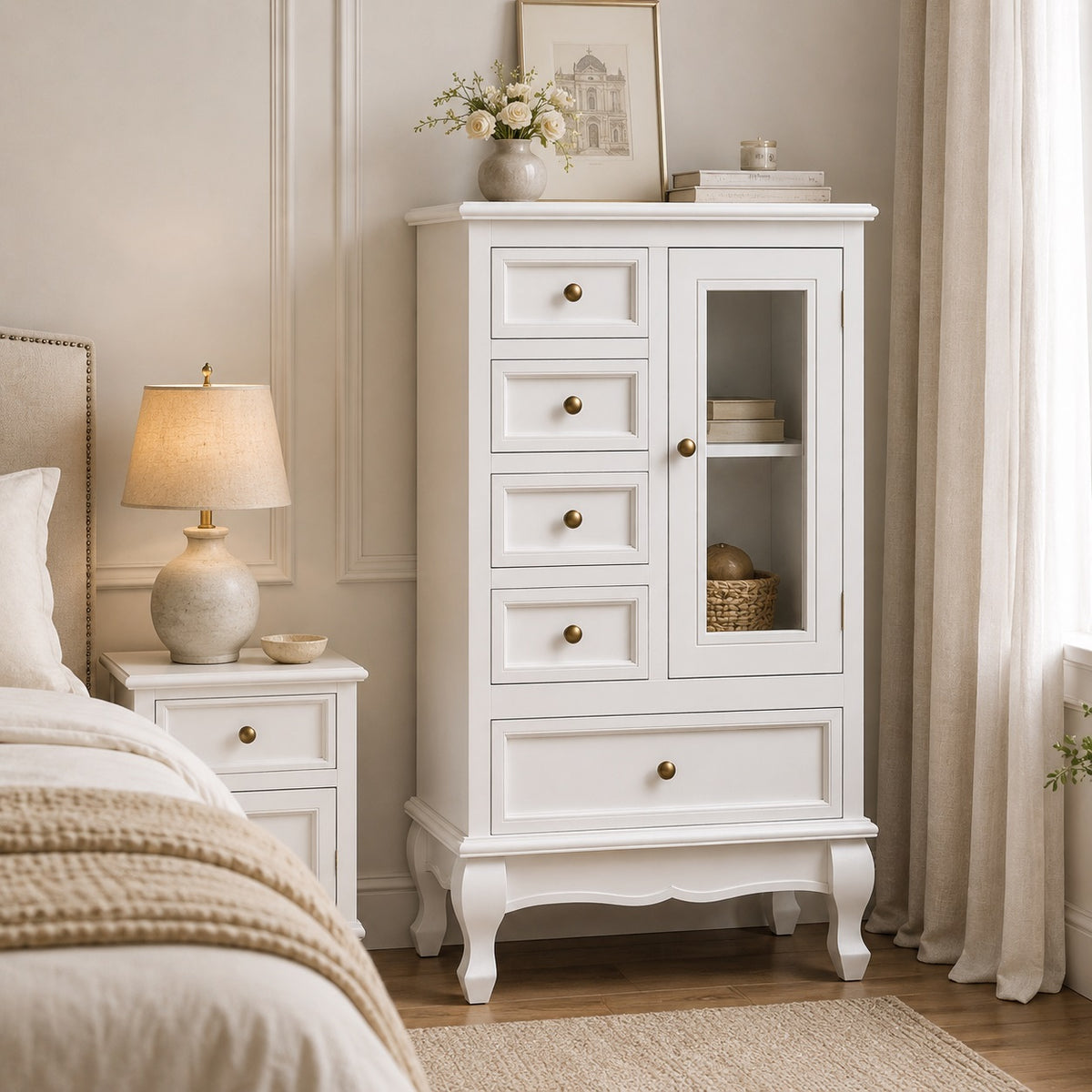 Commode blanche vintage mise en scène dans une chambre élégante, avec tiroirs et rangement vitré.
