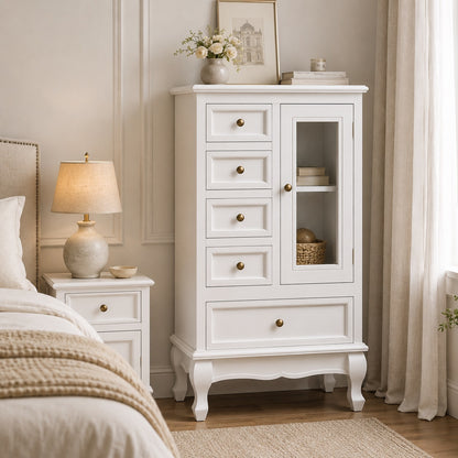 Commode blanche vintage mise en scène dans une chambre élégante, avec tiroirs et rangement vitré.