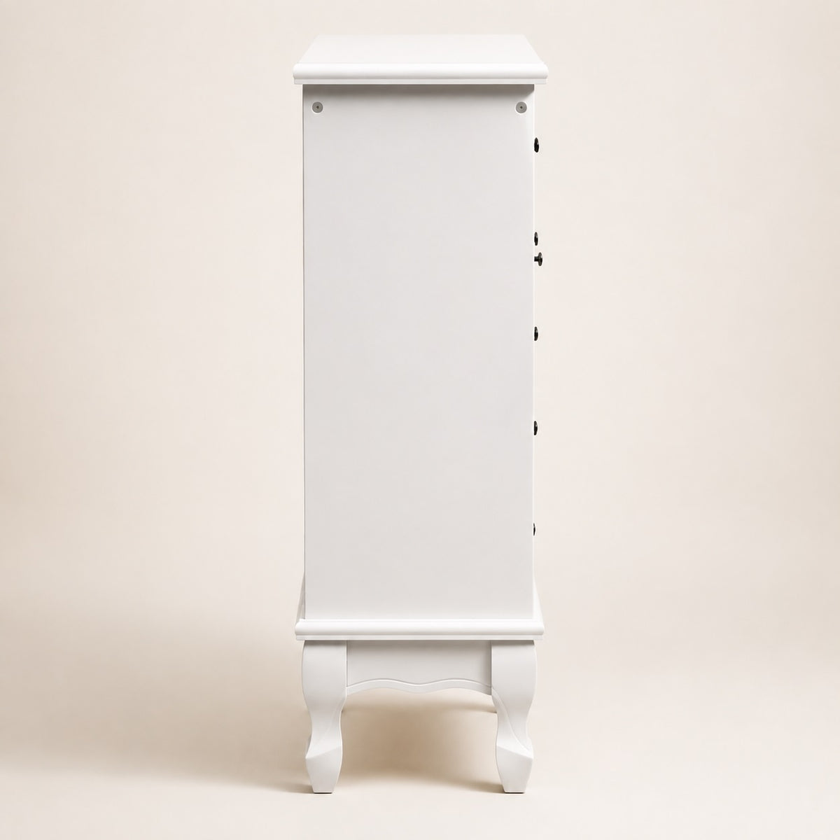 Vue de côté d’une commode blanche vintage haute, avec pieds galbés et silhouette élégante.