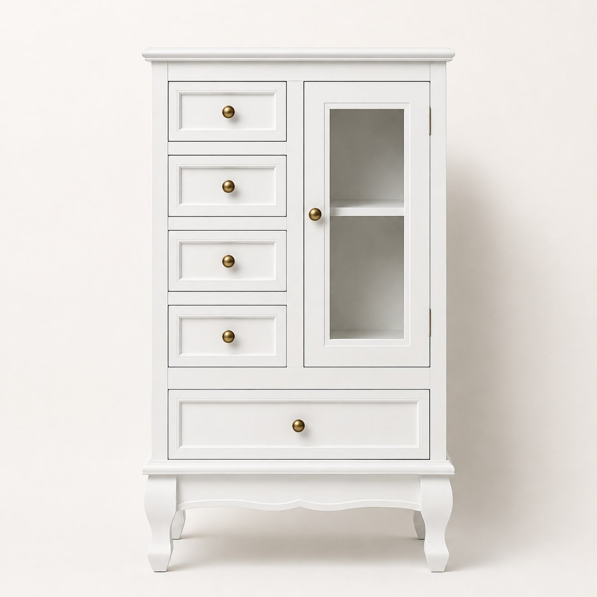 Commode vintage blanche vue de face, avec 5 tiroirs, porte vitrée, poignées dorées et pieds galbés.