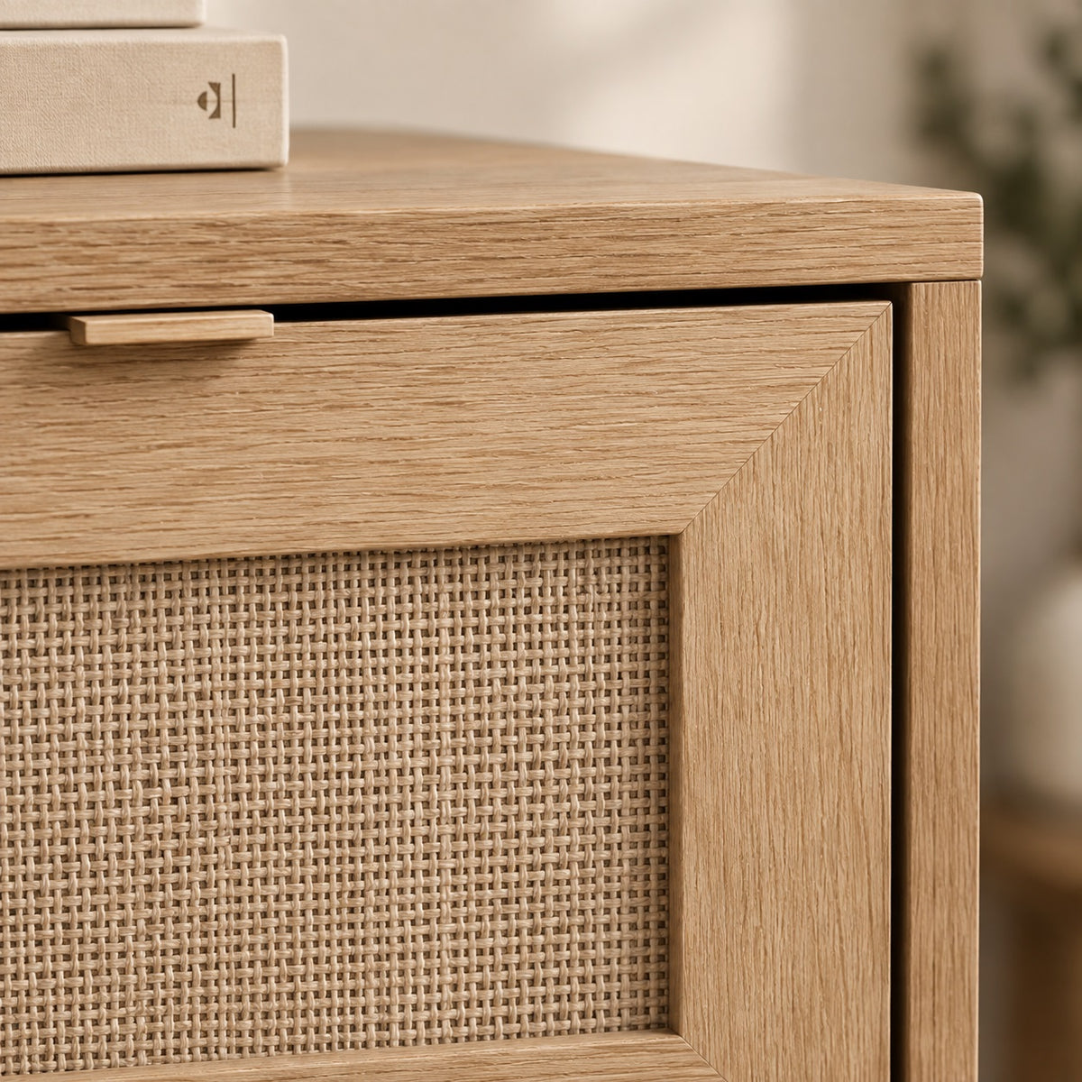 Détail bois et cannage d’une commode 3 tiroirs, commode design aux finitions naturelles