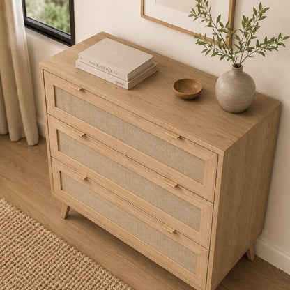 Commode 3 tiroirs en bois vue de dessus, commode design avec façades en cannage naturel