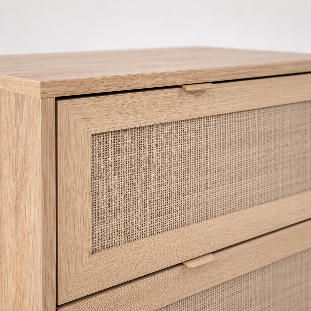 Façade en cannage naturel d’une commode 3 tiroirs, commode design en bois clair