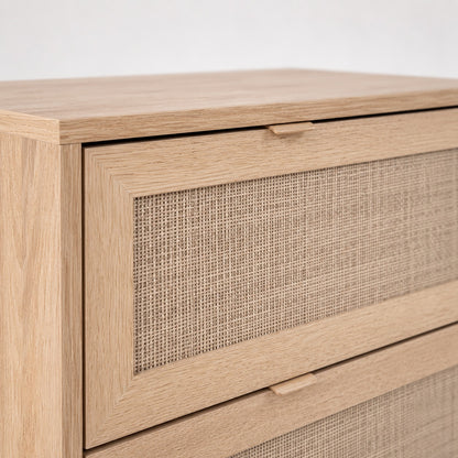 Façade en cannage naturel d’une commode 3 tiroirs, commode design en bois clair